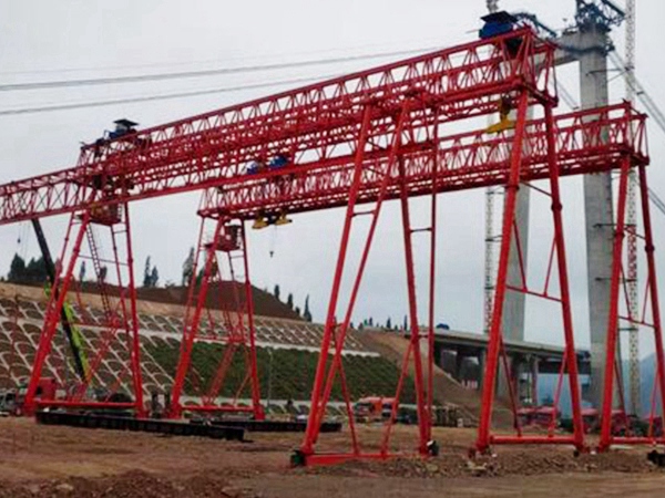 内蒙古鄂尔多斯120吨龙门吊吊装反应塔步骤